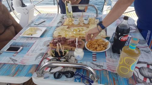 Déjeuner à bord du voilier sur la côte nord de la Sardaigne