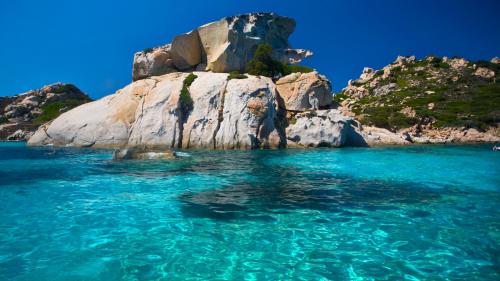 Felsen und kristallklares Wasser des Archipels von La Maddalena