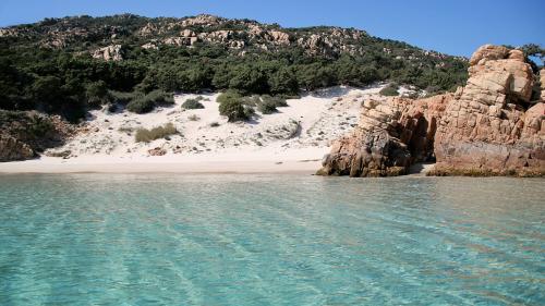 Caletta incontaminata nell'arcipelago di La Maddalena