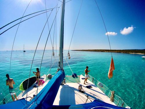 Die kristallklaren Gewässer des Archipels von La Maddalena im Nordosten Sardiniens