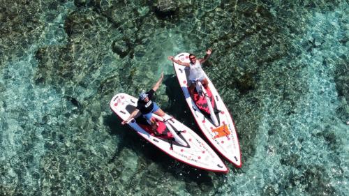 Vue de dessus de vélos aquatiques avec des personnes à bord dans la mer de Stintino