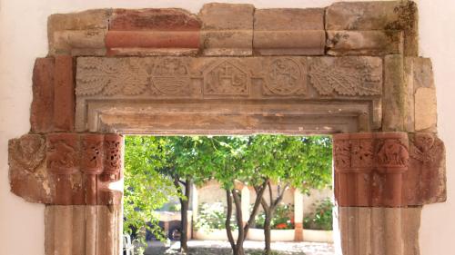 Detalle de un antiguo portal en una bodega de Laconi