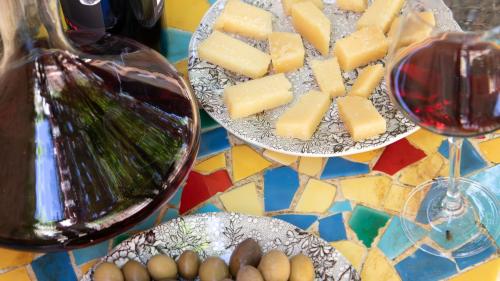 Vino, queso y aceitunas incluidos en la degustación en una bodega de Laconi