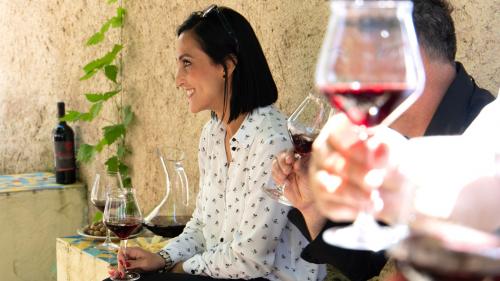 Ragazza si diverte durante una degustazione di vini a Lacani