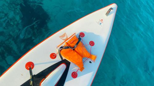 Partie inférieure du vélo aquatique vu d'en haut dans les eaux cristallines de La Pelosa