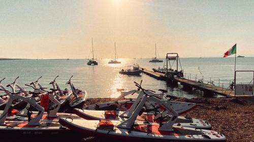 Wasserfahrräder am Strand Pelosa in Stintino geparkt