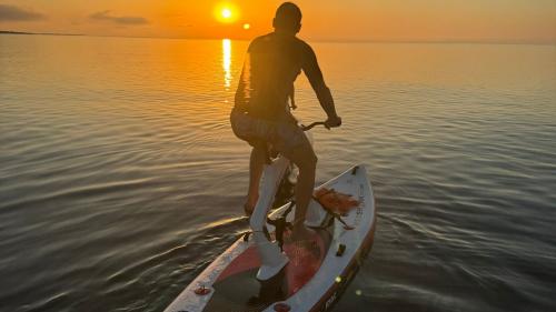 Garçon utilisant un vélo aquatique à Pelosa