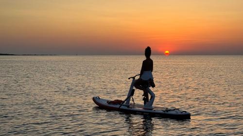 Le soleil se lève sur la mer Pelosa avec une jeune fille en randonnée à l'aube