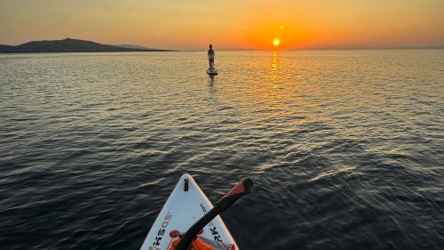 Wasserradfahren im kristallklaren Pelosa-Meer während des Sonnenaufgangsausflugs