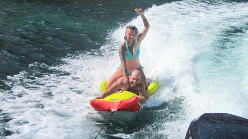 Un couple s'adonne à des jeux d'eau dans le golfe des Anges