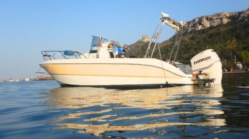 Bateau dans le golfe de Cagliari pour les jeux d'eau