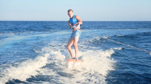 Ragazzo fa wakeboard a Cagliari