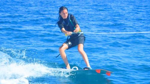 Ragazza durante sessione di wakeboard nel mare del Golfo di Cagliari