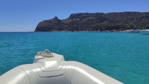 Anlegen in Poetto mit Blick auf die Sella del Diavolo (Teufelssattel)