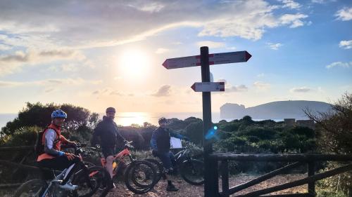 Hikers on ebikes discovering the Alghero area