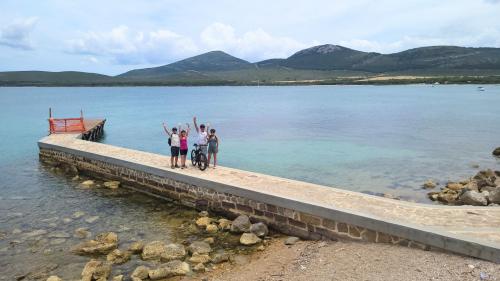 E-Bike-Tour mit Blick auf das türkisfarbene Meer von Alghero