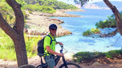 Touriste en ebike avec casque sur les pistes de la région d'Alghero