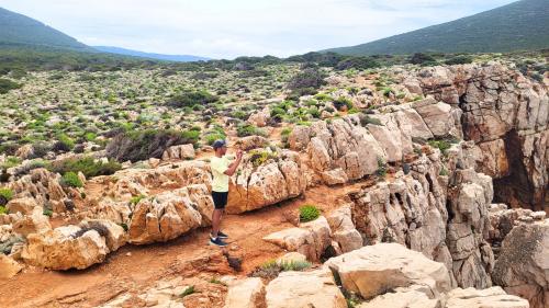 Wanderer in der Gegend von Alghero während einer geführten E-Bike-Tour