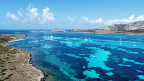 Blick von oben auf Pelosa und Asinara mit seinem kristallklaren Wasser