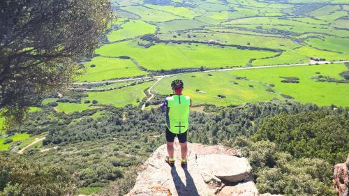 Wanderer mit Helm bei einer E-Bike-Tour