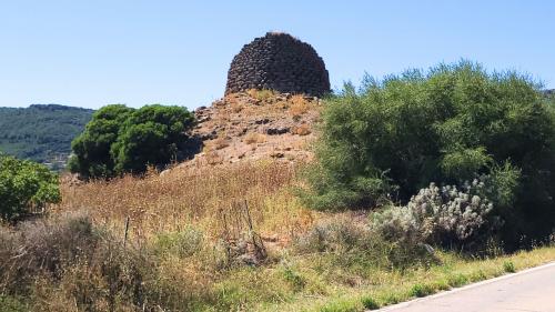 Nuraghe Paddaggiu kann bei einem Ausflug mit dem E-Bike bewundert werden