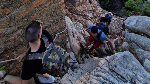 Escursionisti attraversano un punto di Cala Coticcio