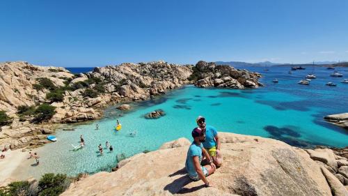 Due escursionisti a Cala Coticcio