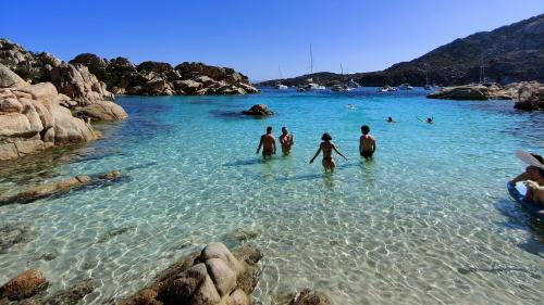 Escursionisti fanno il bagno a Cala Coticcio