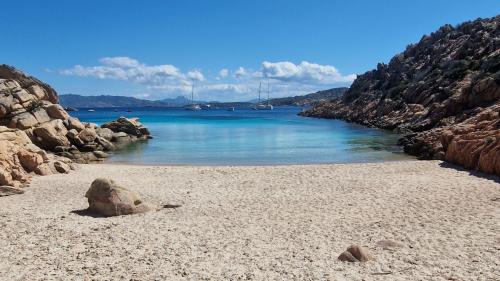 Spiaggia e acqua azzurra a Cala Coticcio