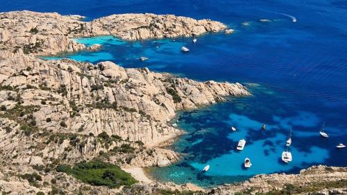 Vista dall'alto della costa di Caprera