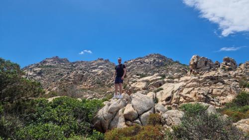 Escursionista tra le rocce di Cala Coticcio