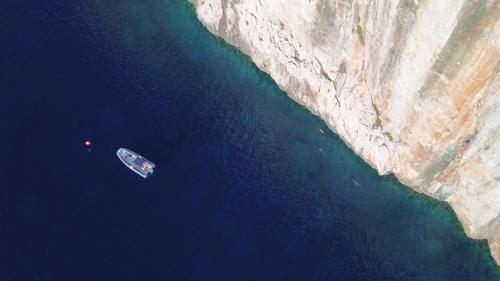 Schlauchboot vor der Südwand des Tavolara