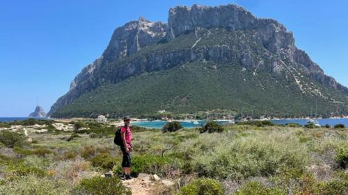 La guida mentre fa trekking sull'isola di Tavolara 