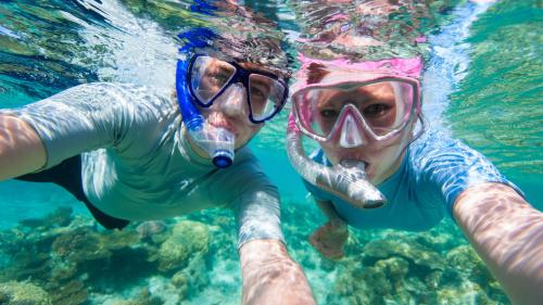 Zwei Personen schnorcheln in Cala Moresca bei Olbia