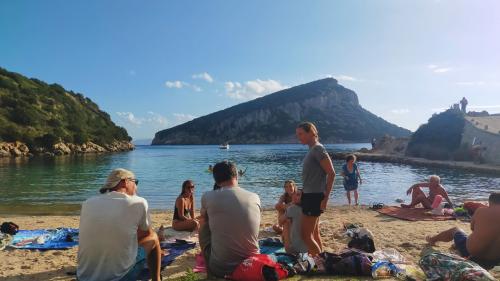 Gruppe von Menschen nach dem Schnorcheln in Cala Moresca