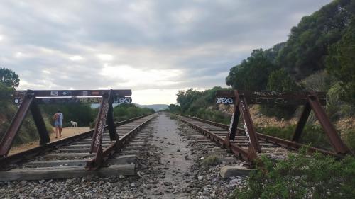 Weg zum Strand von Cala Moresca in Golfo Aranci