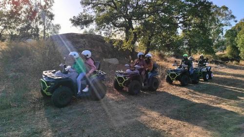 Personnes sur des quads lors d'une excursion à Gausila dans la province de Cagliari