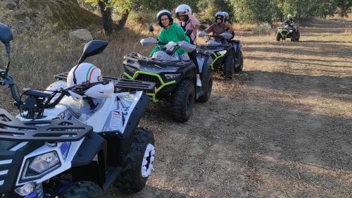 Quad dans la campagne de Guasila, au sud de la Sardaigne