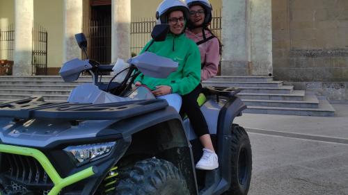 Deux personnes sur un quad dans le centre de Guasila dans la province de Cagliari