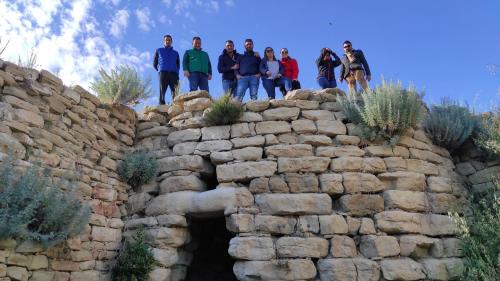 Personnes au-dessus d'un nuraghe dans le territoire de Suelli dans la province de Cagliari