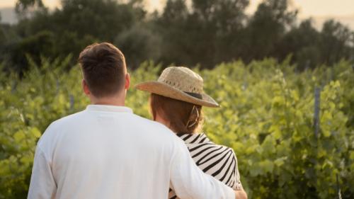 Una coppia di ragazzi visita i filari del vigneto a Palau