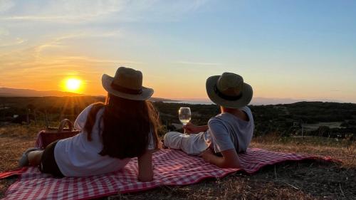 Zwei Personen picknicken bei Sonnenuntergang auf dem Landgut Palau