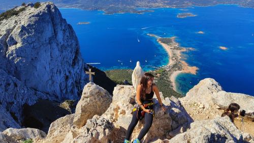 Ragazza sulla vetta di Punta Cannone mentre ammira il panorama della costa di Olbia