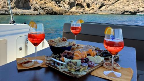 Aperitivo offerto durante l'escursione in barca a motore di mezza giornata