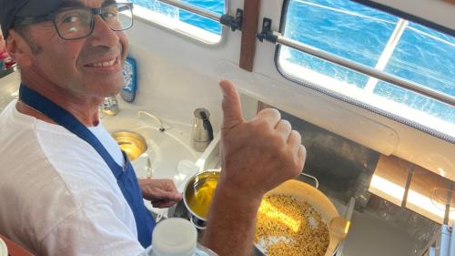 Le capitaine prépare un déjeuner à base de fregula et de fruits de mer.