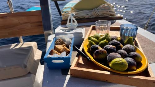 Collation pendant l'excursion en catamaran à partir de Castelsardo