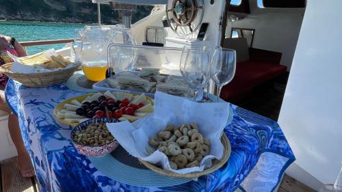 Apéritif pendant l'excursion en catamaran depuis Castelsardo