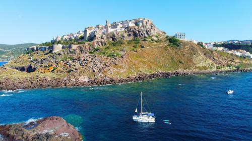 Le catamaran longe le village de Castelsardo