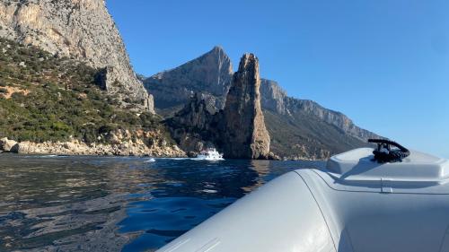 Paesaggio della costa di Baunei con vista della guglia di Pedra Longa