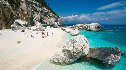 Spiaggia di Cala Goloritzé nella costa di Baunei in Sardegna